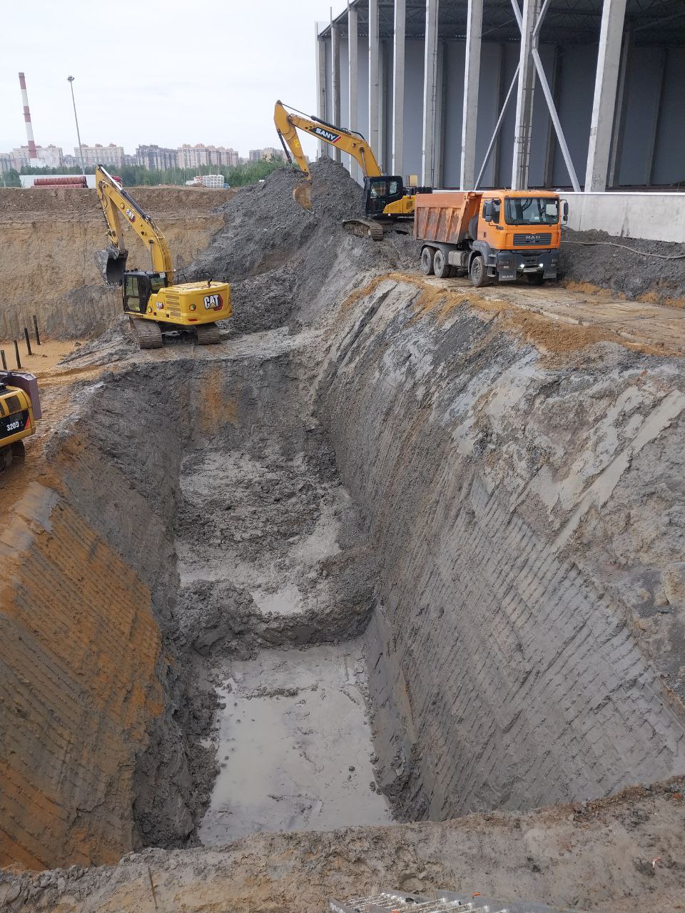 Земляные работы при прокладке водопровода — фото с объекта